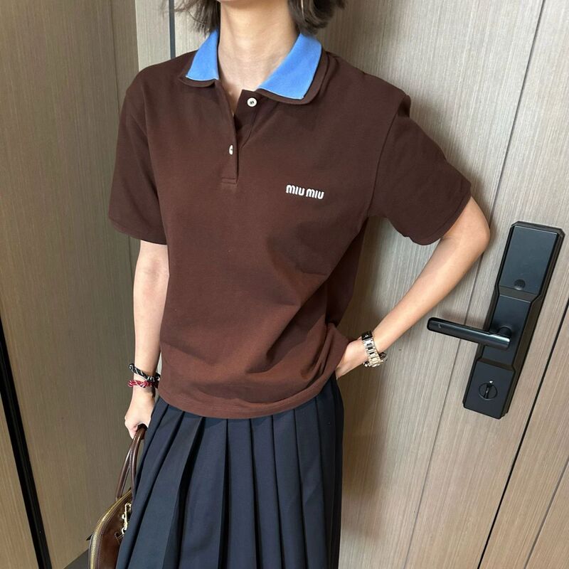 Miu Series 25 Early Spring New Style Letter Embroidery Contrasting Color Lapel Polo Shirt Short-Sleeved T-Shirt with a High-End Feel Miu Series 25 Early Spring New Style Letter Embroidery Contrasting Color Lapel Polo Shirt Short-Sleeved T-Shirt with a High-End Feel