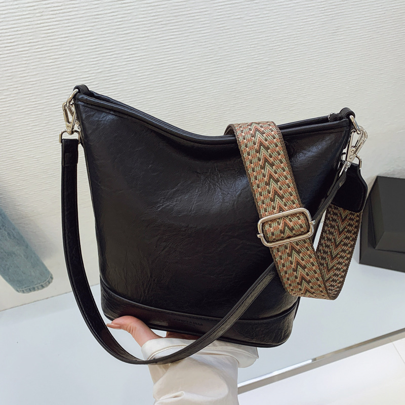 Bolso de cuero suave retro transfronterizo para mujeres otoño / invierno 2025, nuevo estilo universal bolso de hombro de brazo, bolso de cubo de transporte casual