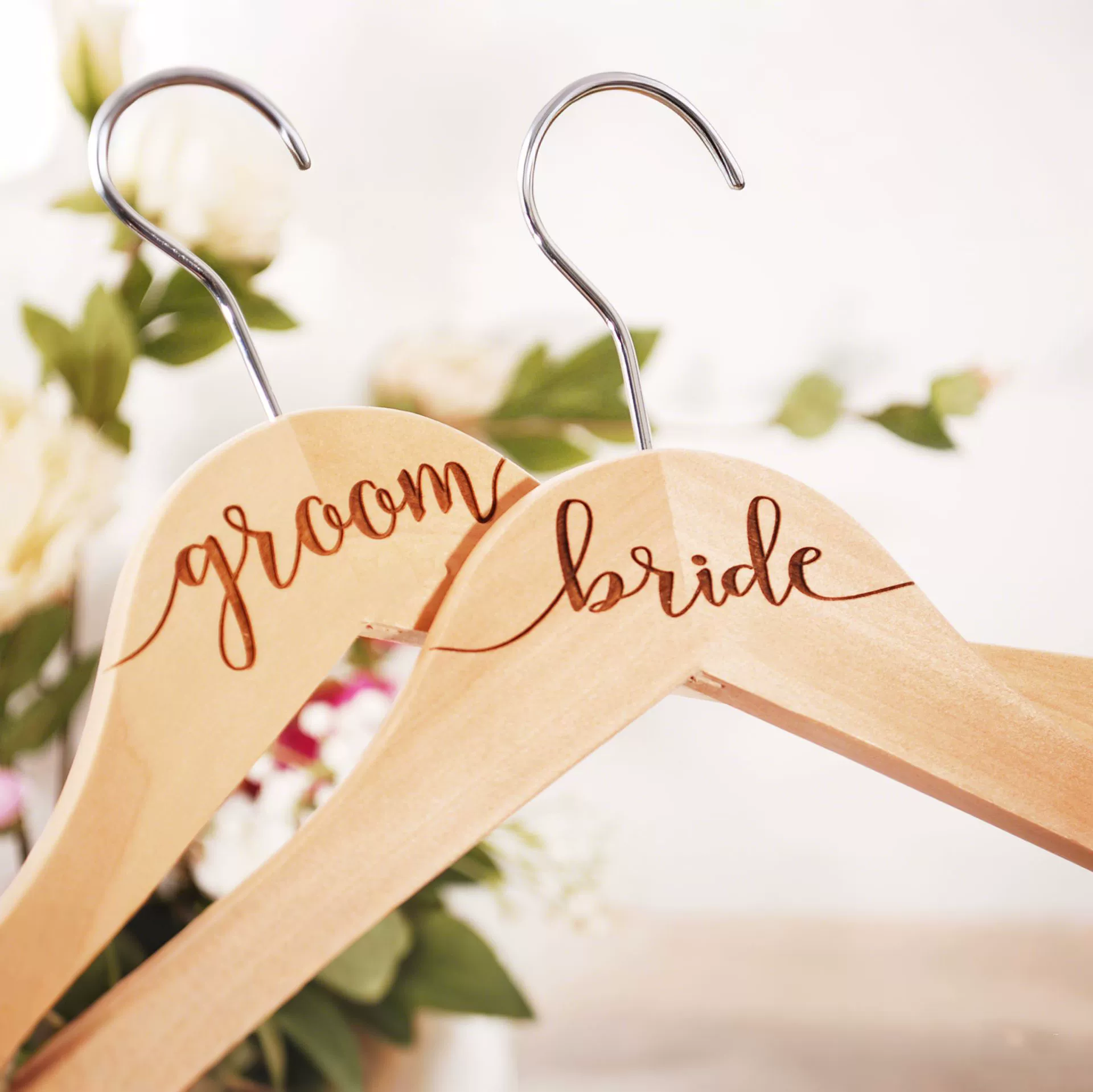 Эксклюзивные деревянные вешалки с лазерной гравировкой "Bride&Groom", свадебная тематика, аксессуары для свадебного мероприятия