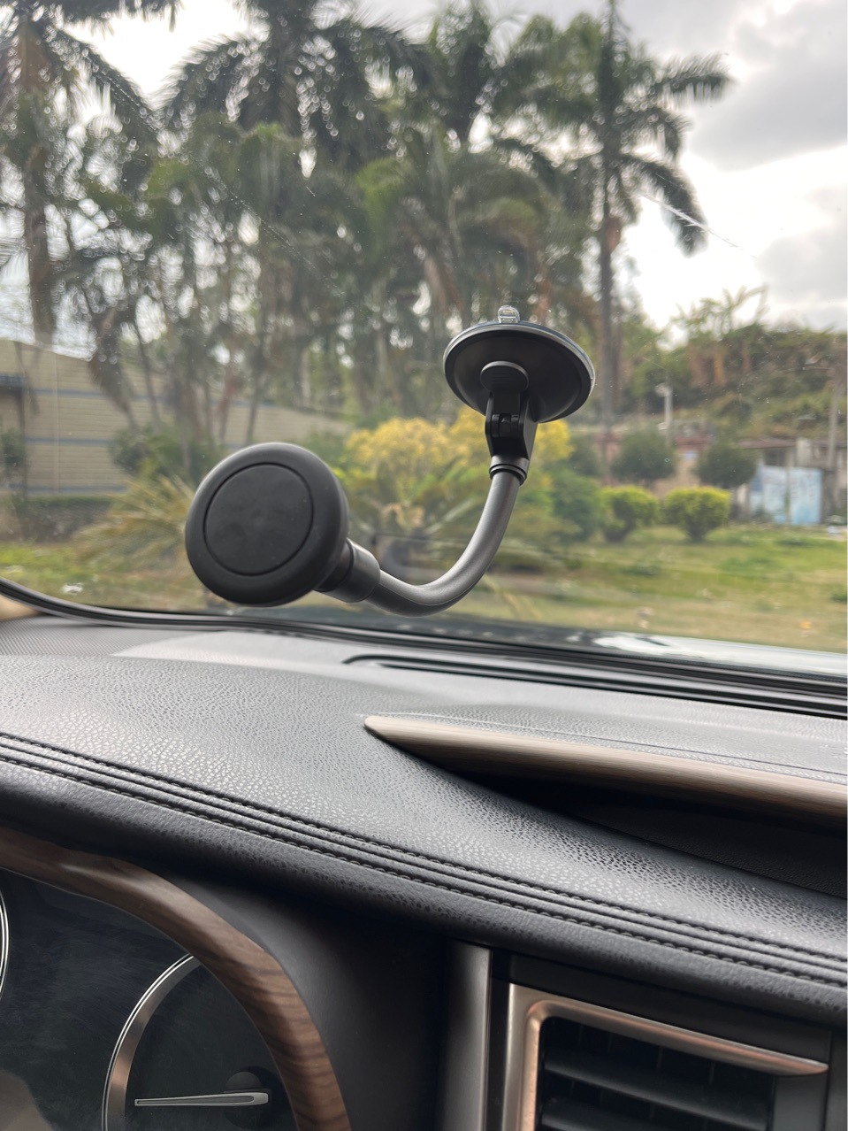 Multifunctional hose suction cup magnet car mobile phone holder universal navigation car supplies magnetic suction car holder factory