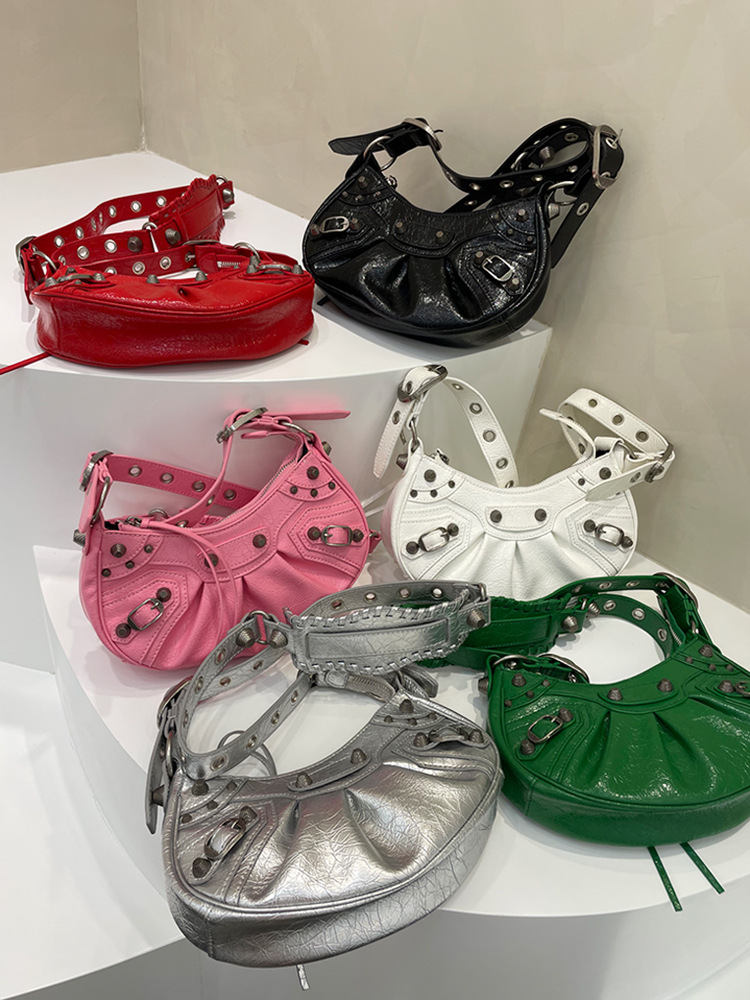 Bolso de locomotora de remache Le Cagole de alta calidad dulce y fresco chica caliente tres en uno bolso de media luna plisado de cuero bolso de axila