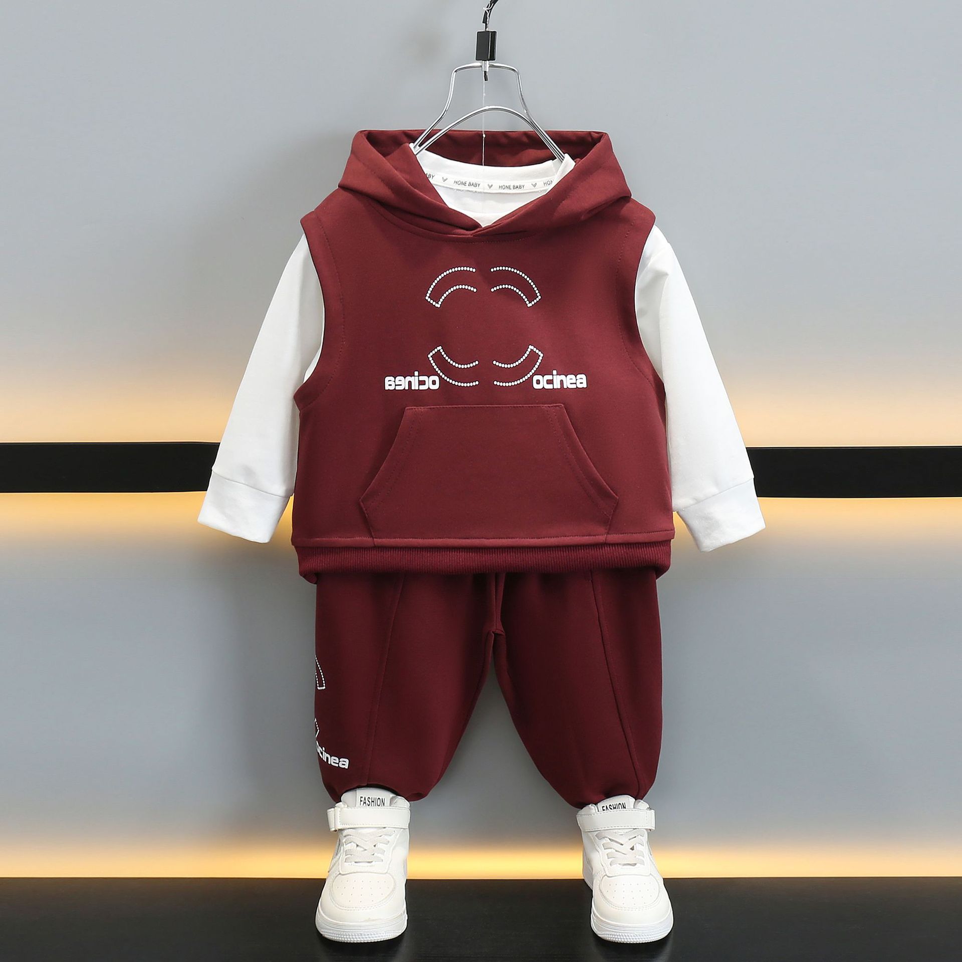 6227 Traje de suéter de estilo occidental de otoño para niños Traje de tres piezas de deportes de primavera y otoño para niños 2025 Nuevo chaleco de bebé para hombres