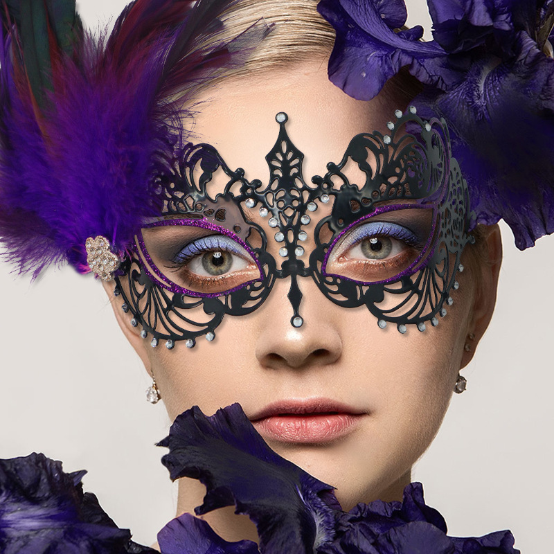 Máscara de media cara de hierro forjado Amazon, edición especial con pedrería lateral con plumas, punta puntiaguda, brillo y velcro para fiestas de alta gama para mujer.