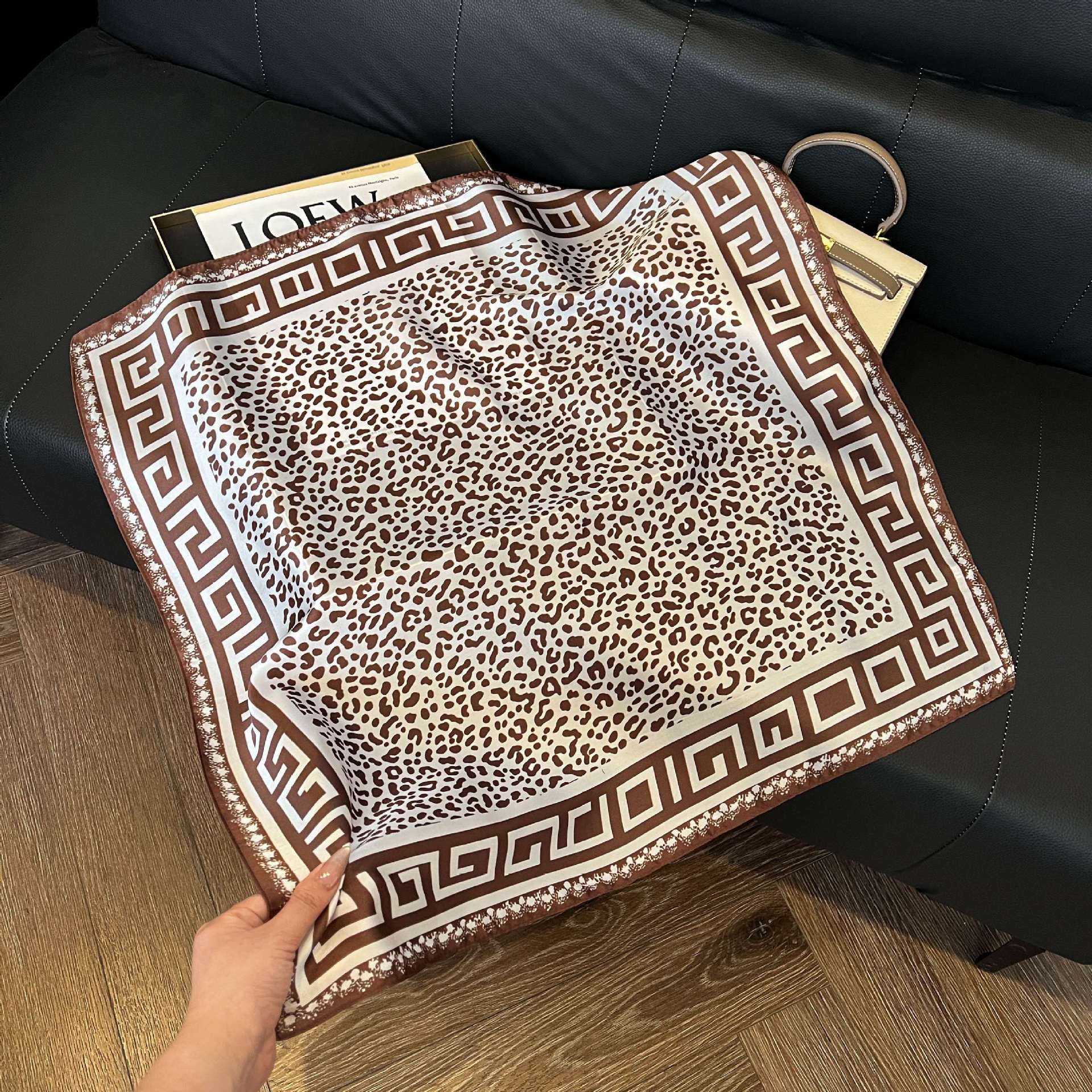 Transfronterizos nuevos bufandas de seda azul de alto nivel de seda cuadrada de simulación bufandas de moda de decoración de moda de combinación bolsa correa de pelo bufandas profesionales