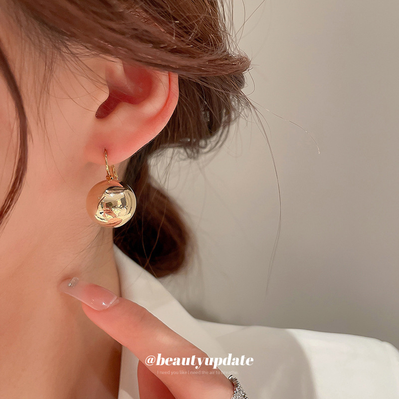 Corea del Sur Dongdaemun diseño de moda sentido oreja hebilla pendientes de estilo frío para las mujeres Pendientes de gancho de oreja de grano redondo de metal simple