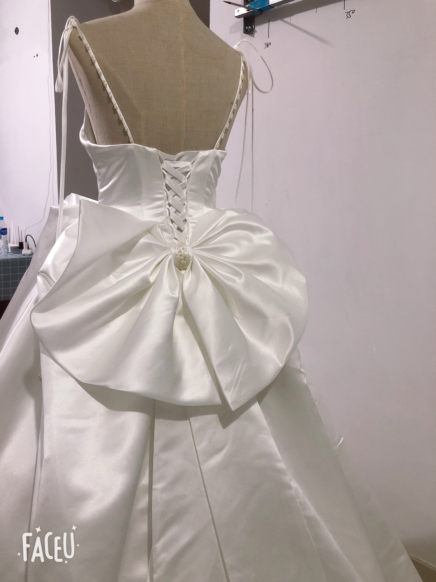 Vestido de novia de satén sin tirantes 2026, nuevo estilo francés retro, sencillo, estilo Hepburn, elegante, con cola larga.