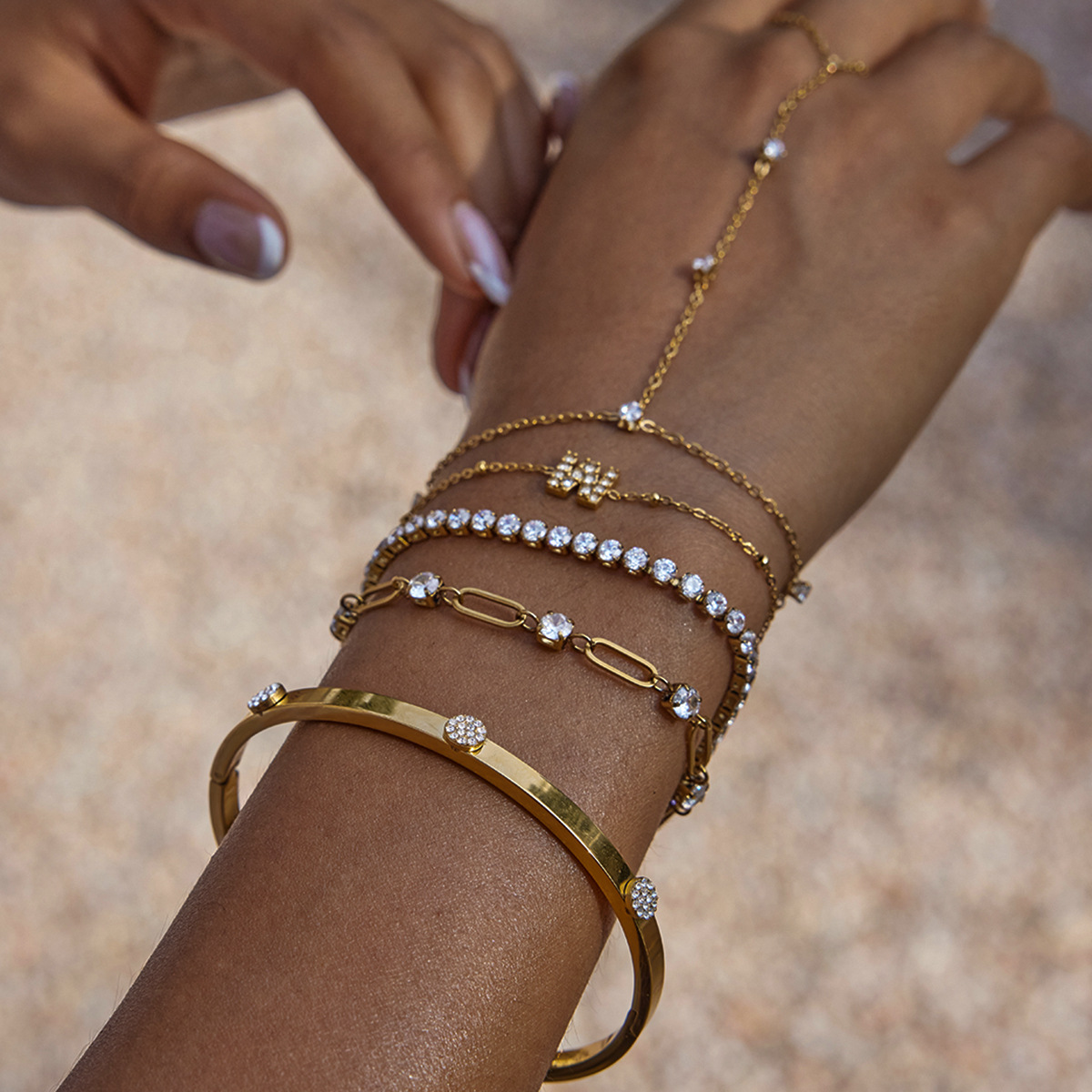 Jeding brazalete con hebilla de diamantes de imitación de acero inoxidable europeo y americano, joyería ligera de lujo de alta gama, joyería de acero de titanio para mujer que no se desvanece, transfronteriza image 4