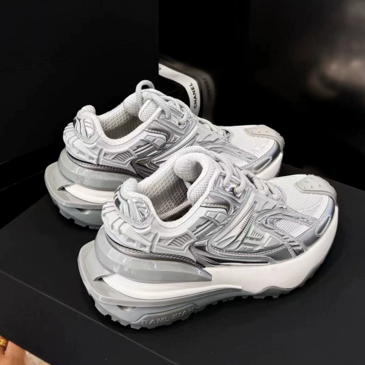 Кроссовки в стиле ретро с металлическим эффектом для женщины Celebrity Daddy Shoes с толстой подошвой 2024 Новый серебристый