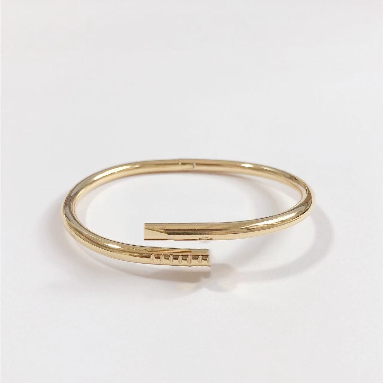 Venta caliente transfronteriza Kaga moda titanio acero clavo pulsera diamante de lujo ligero acero inoxidable todo fósforo pulsera no se desvanece