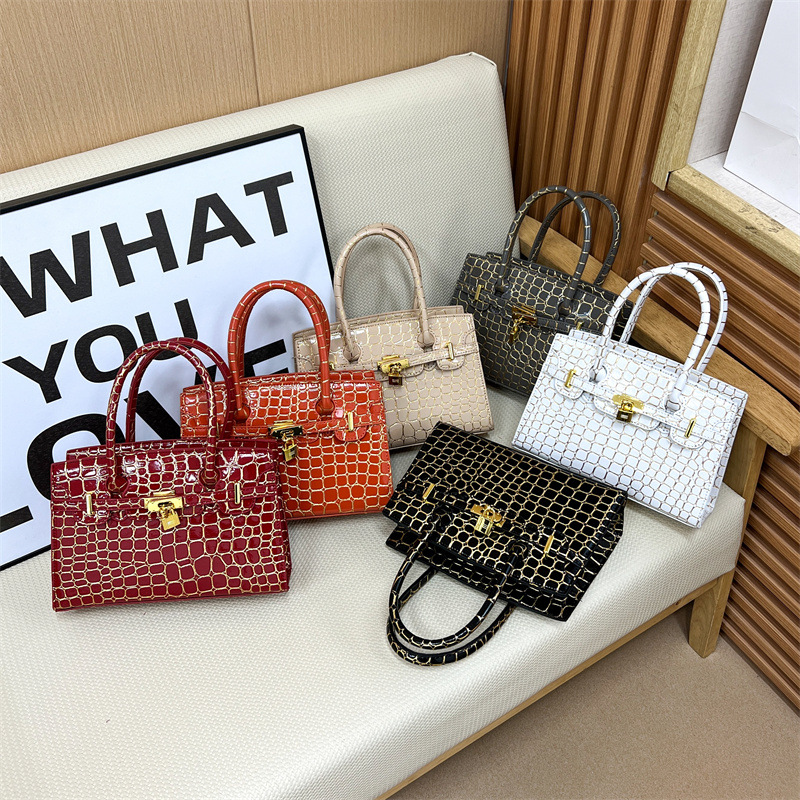 Bolsas de cocodrilo de alta calidad para mujeres 2024 nueva moda bolsas portátiles de moda Kylie bolsas de oro de inclinación universal bolsas grandes