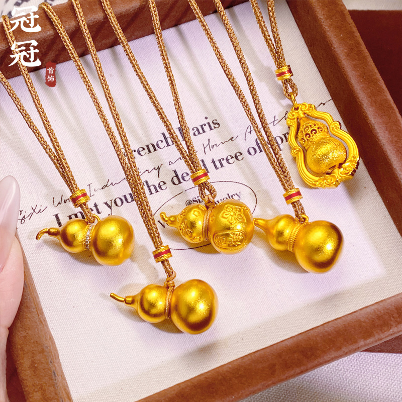 The Same Style as the One Used in Gold Stores, the Fulu Gourd Pendant Is a Long-Lasting, Fashionable, Light Luxury, High-End Sweater Chain Pendant Made of Sand Gold