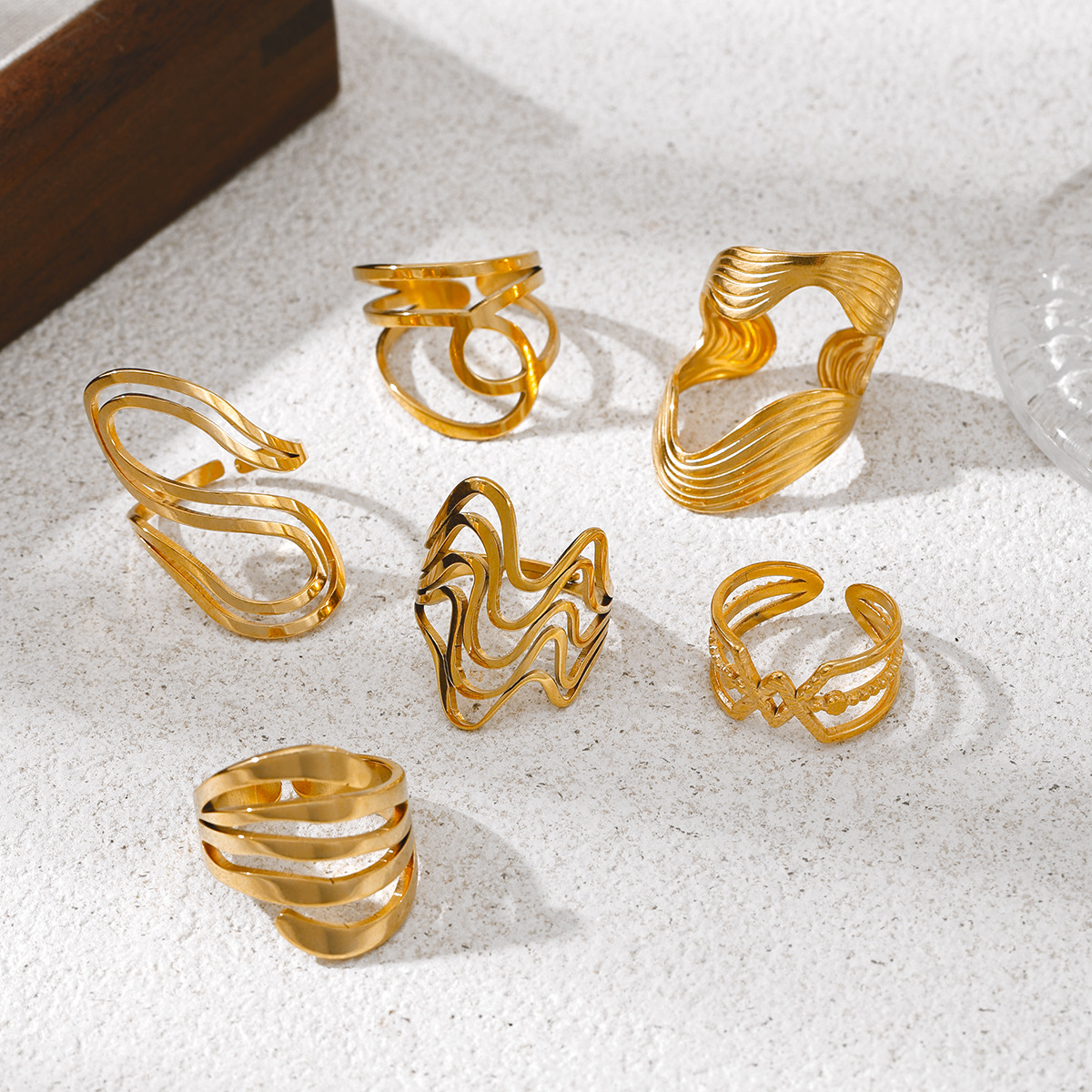Anillo de acero inoxidable de alta calidad ligero y lujoso diseño de textura torcida anillo de acero de titanio más allá de la venta caliente