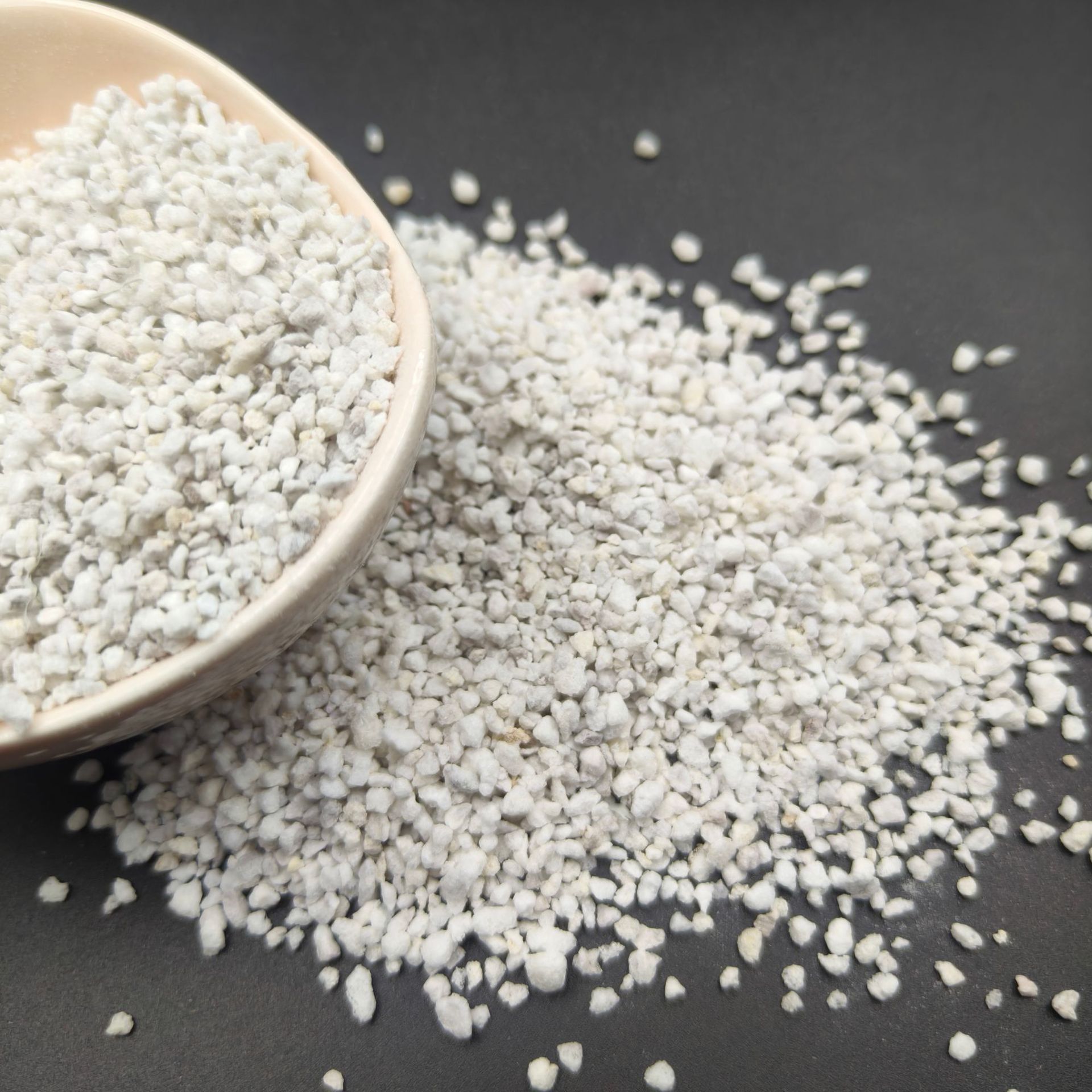 现货供应建筑用珍珠岩隔热保温助滤剂改良土壤园艺农业用珍珠岩