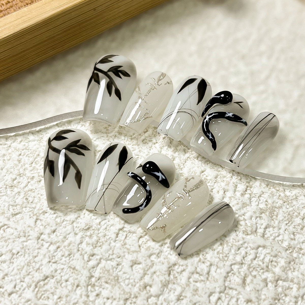 Armadura de vestir, estilo nacional puro hecho a mano, orquídea pintada a mano, armadura de vestir, serpiente pequeña, sensación fría y avanzada, parche de uñas blancas