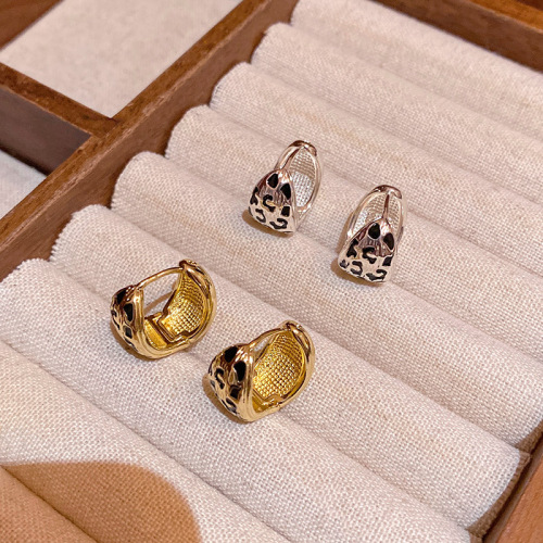 Glamorous Vintage Leopard Print Two-Sided Ear Clasp Earrings for Women, Lightweight and Unique, Perfect for Autumn and Winter Fashion, Stylish and Versatile, Exquisite Jewelry