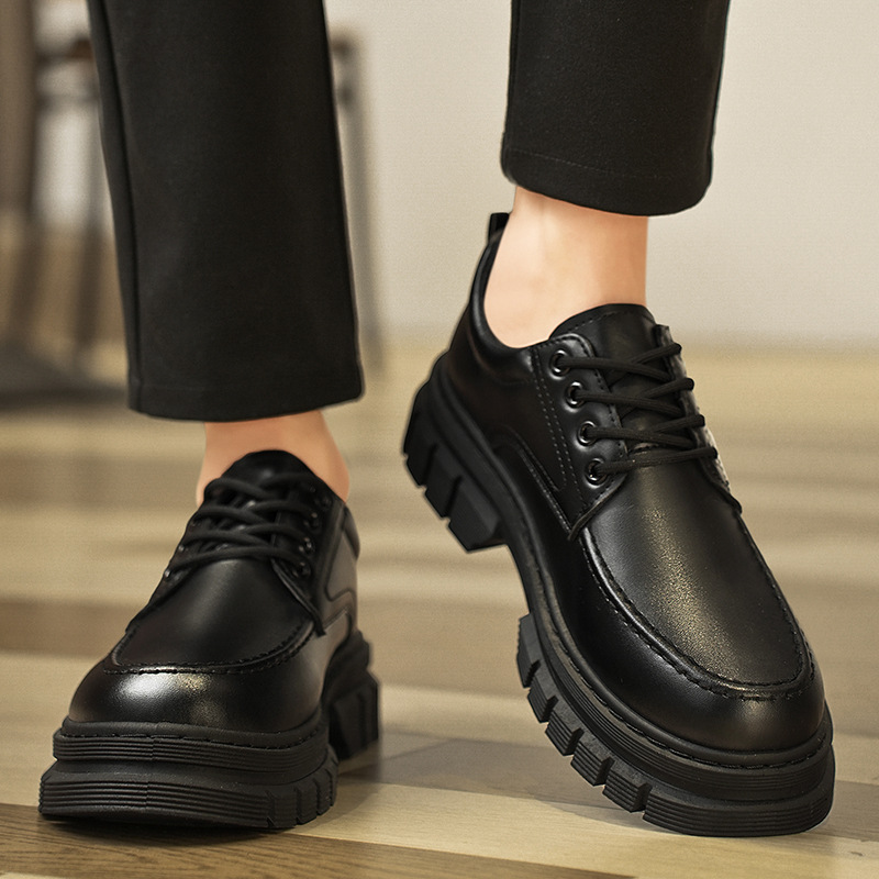 2024 otoño nuevos zapatos de cuero casuales aumentan la tendencia de los zapatos de herramienta de hombre con cabeza redonda con suela suave, zapatos de moda con suela gruesa