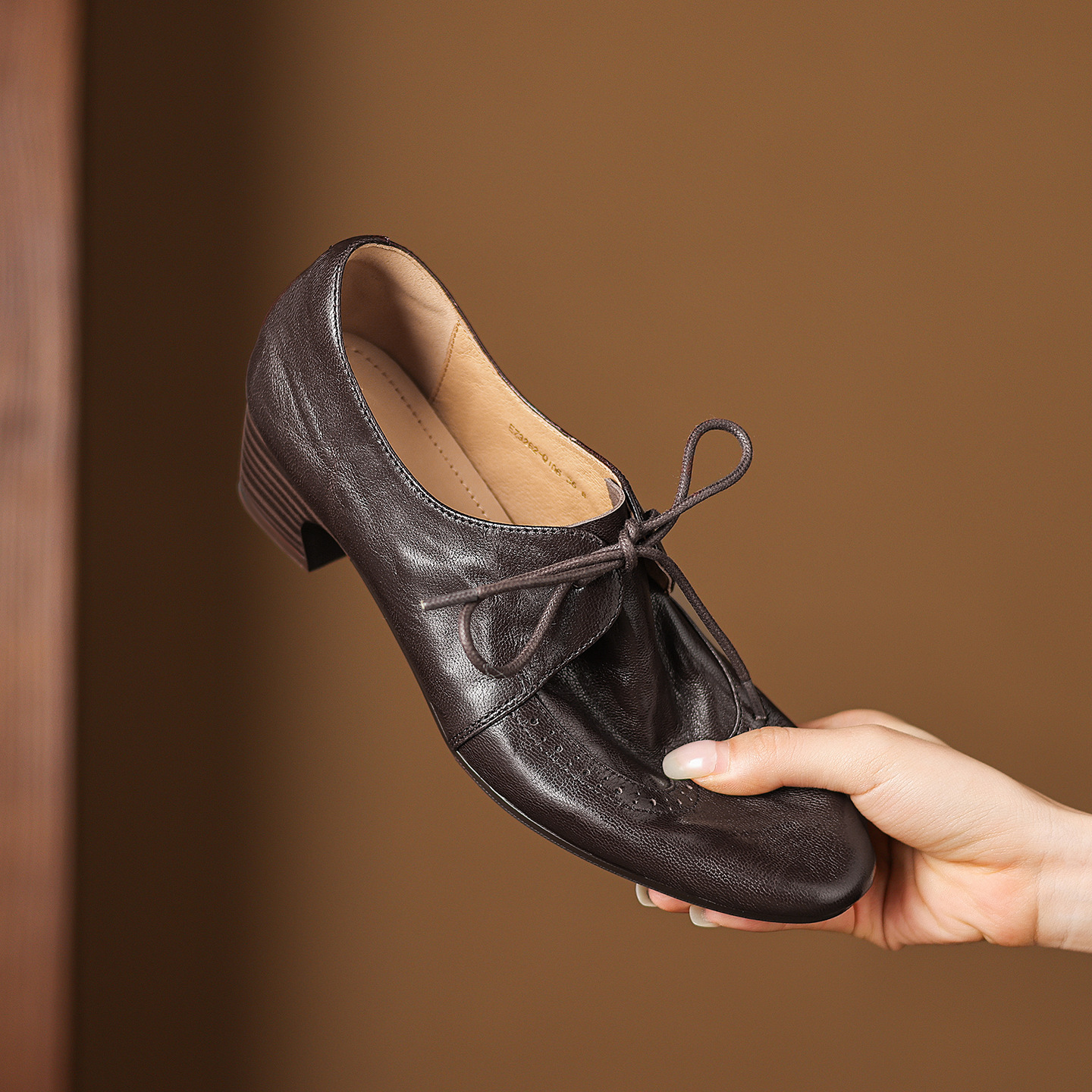 Giày loafer nữ da cừu buộc dây phong cách vintage, gót thấp vuông — màu nâu