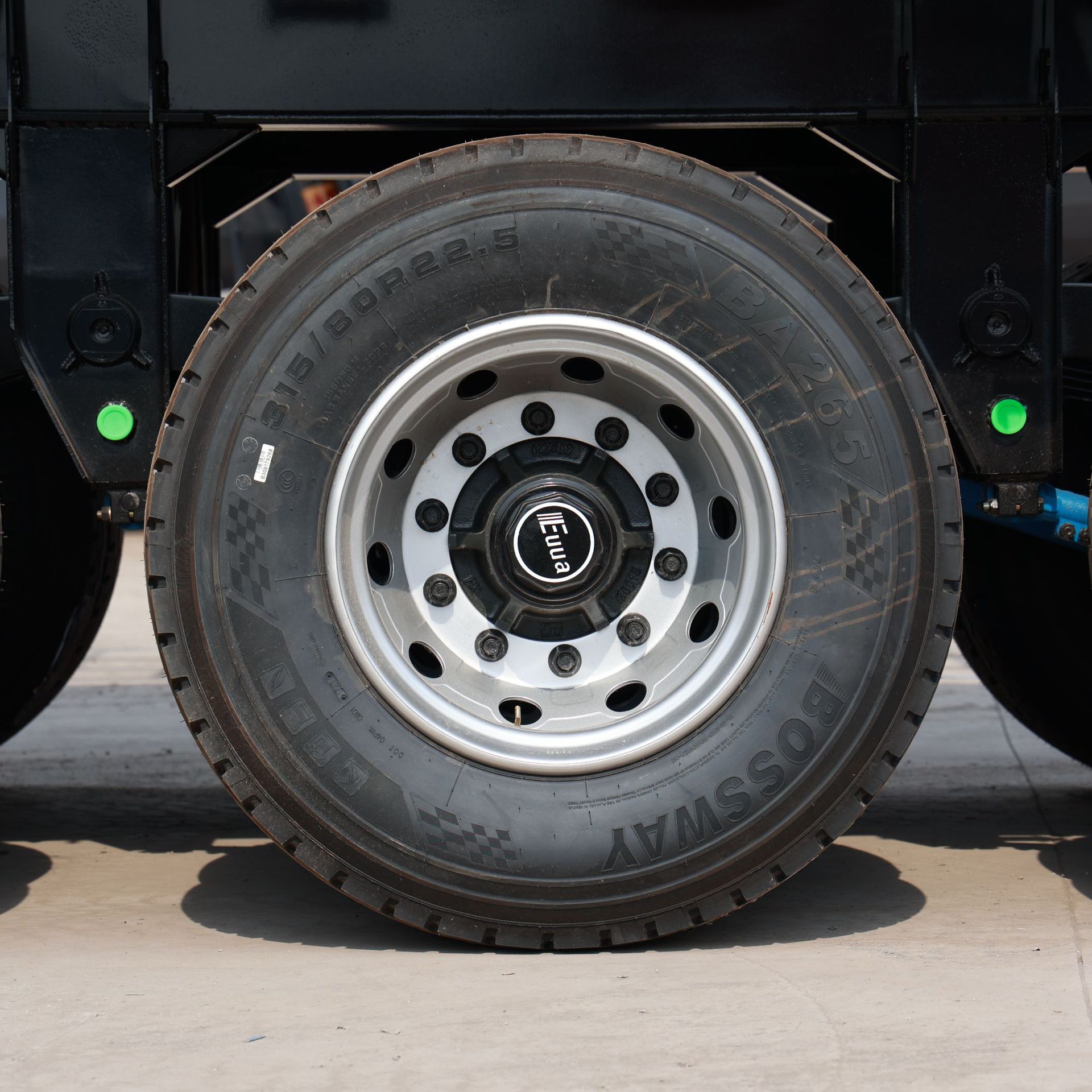 Howo front four-wheel rear eight-wheel engineering dump truck, Hongyan Genlyon heavy-duty muck transport vehicle, motorcycle two-wheeler, trading market