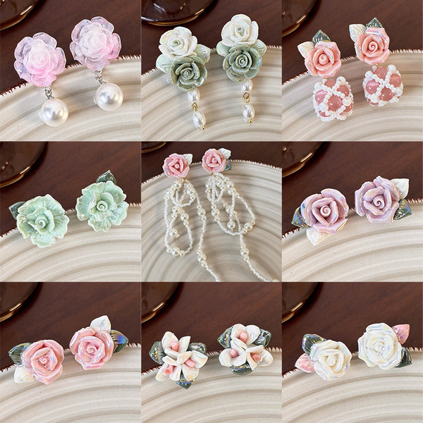 Retro elegant design three dimensional earrings