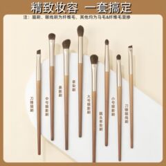 新しい木の魚の8本のアイシャドーのブラシの目の部のブラシのセットの鼻の影は刃のアイラインのブラシの初心者の化粧のブラシを染めます。