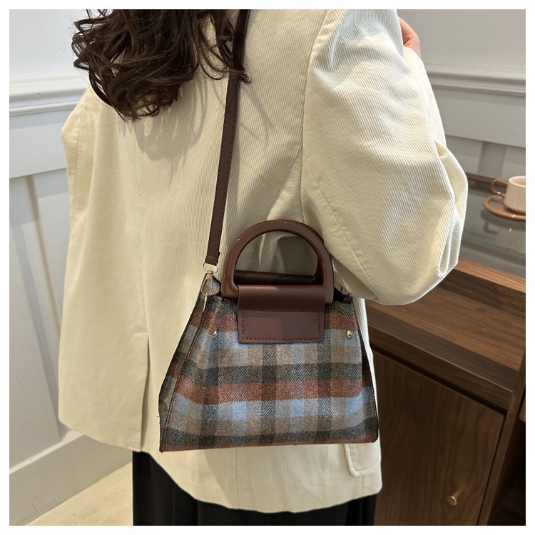 This is a trendy and stylish single-shoulder underarm bag with a contrasting color for the autumn of 2024. It features a unique design and is retro and individualistic undefined