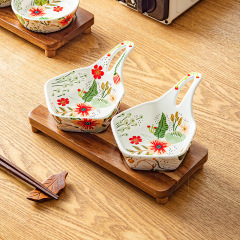 部屋の七色の雲の花の味の皿の陶磁器のつけ物の皿は手を持って材料の小さい碗のお菓子の皿をつけます。