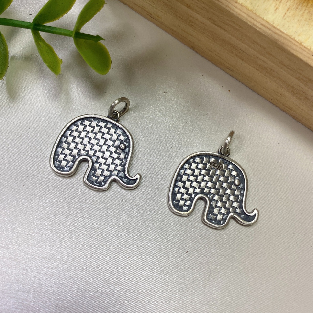 retro double-sided woven matte pendant