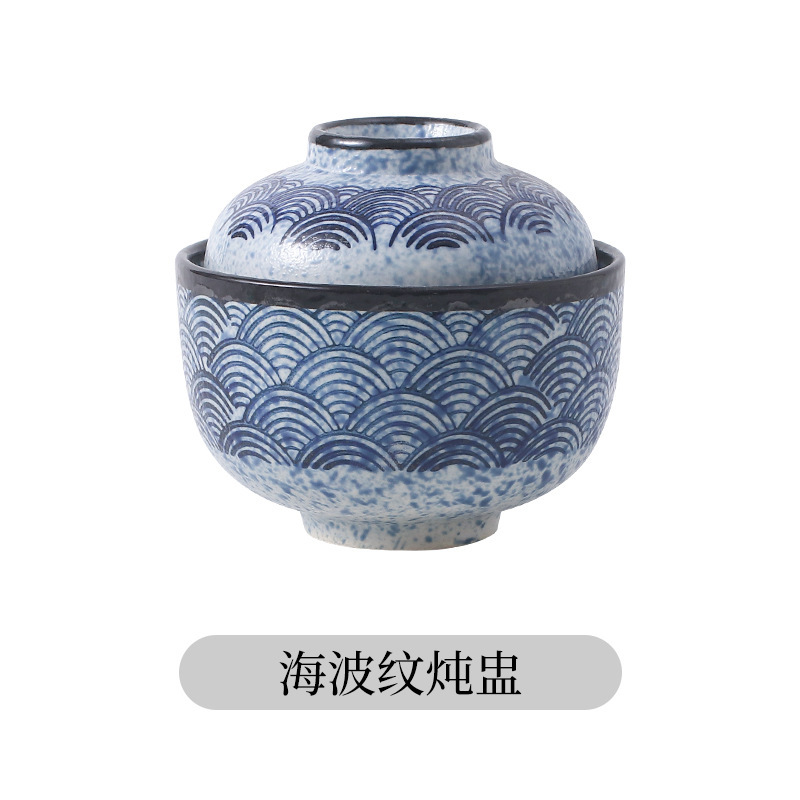 日本式の陶磁器の小さいシチューの杯のツバメの巣は水をあけて碗のスープをかぶせます。|undefined