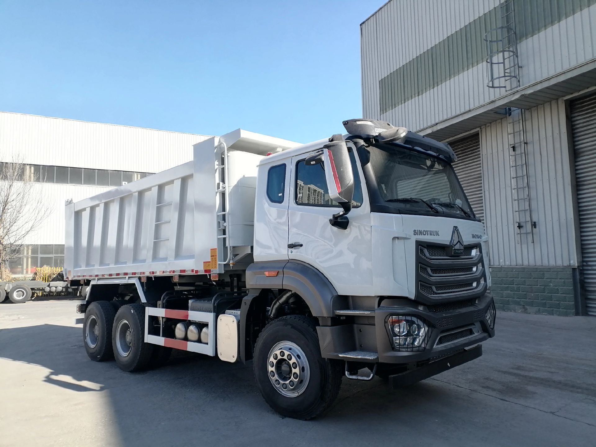 Factory cross-border HOWO NX 10-wheel sand and gravel engineering dump truck, 371 horsepower heavy-duty truck for export