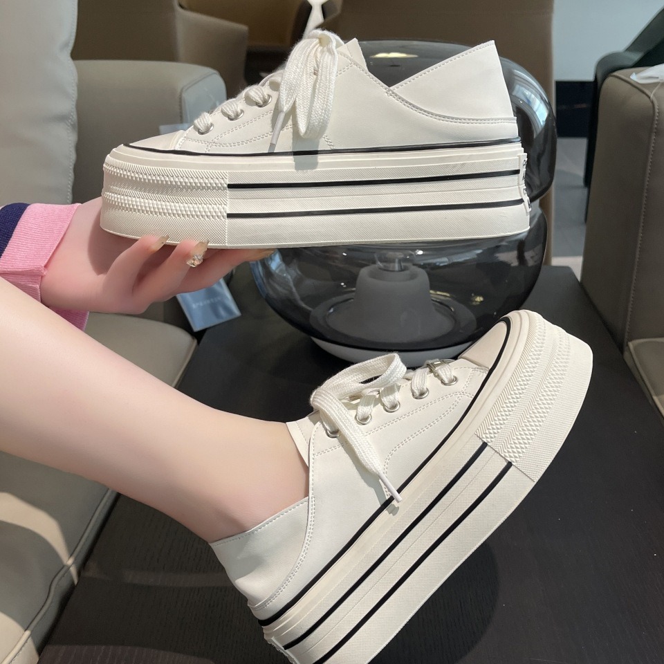 Pequeños zapatos blancos para mujeres 2025 nueva suela gruesa versátil primavera y verano perezosos un pedale de altura interior zapatos de lona casuales