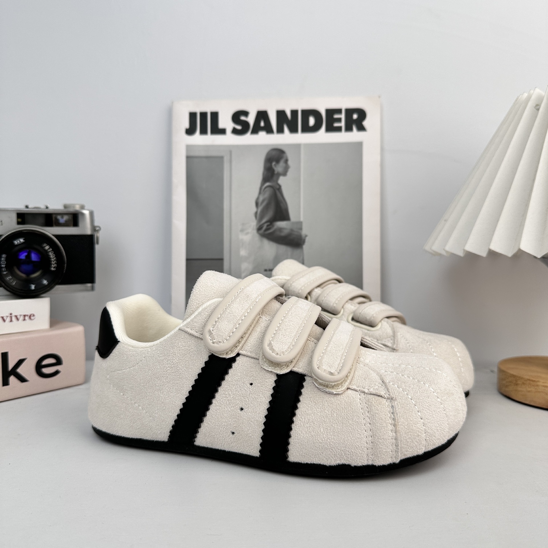 Zapatos de entrenamiento para mujeres 2025 nuevos velcro coreanos aumentan la altura de los zapatos deportivos casuales.