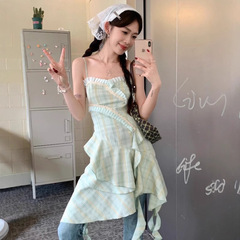 ギャルの緑の格子は胸を拭いてワンピースの女性の夏に腰を収めて不規則です。