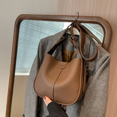 休閒復古水桶包包2024新款潮女包流行百搭斜挎包大容量通勤單肩包