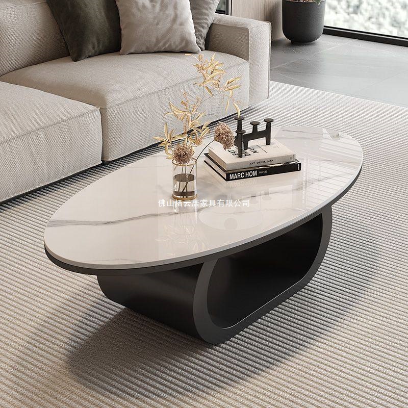 Oval shaklidagi tosh plitalardan yasalgan kofe stoli, zamonaviy minimalist yengil hashamat, kichik kvartirali yashash xonasi dizayni, ijodiy kichik tartibsiz shakl.