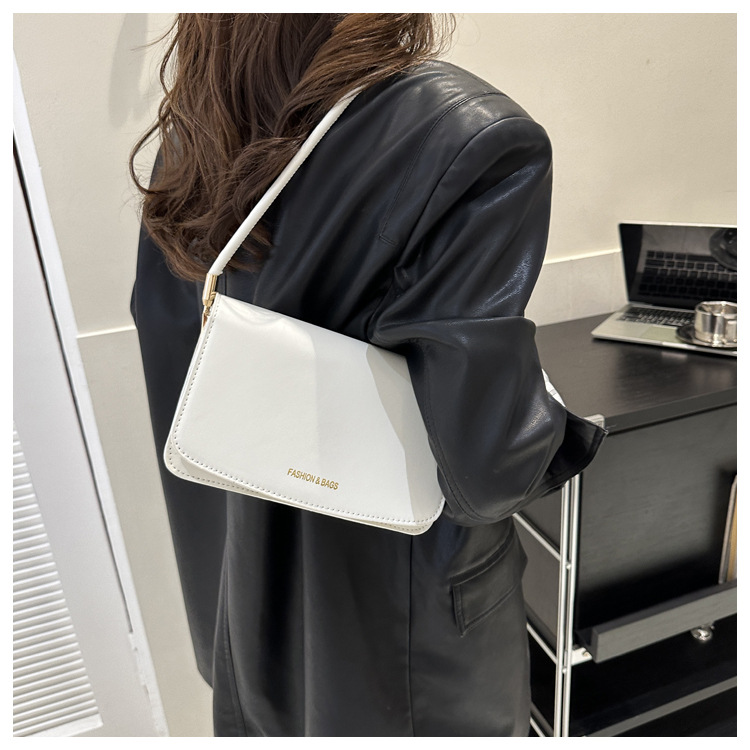 Texture simple et à la mode petit sac carré 2024 nouveau sac à bandoulière polyvalent de banlieue version coréenne sac à aisselles design de niche à la mode_voghion.com