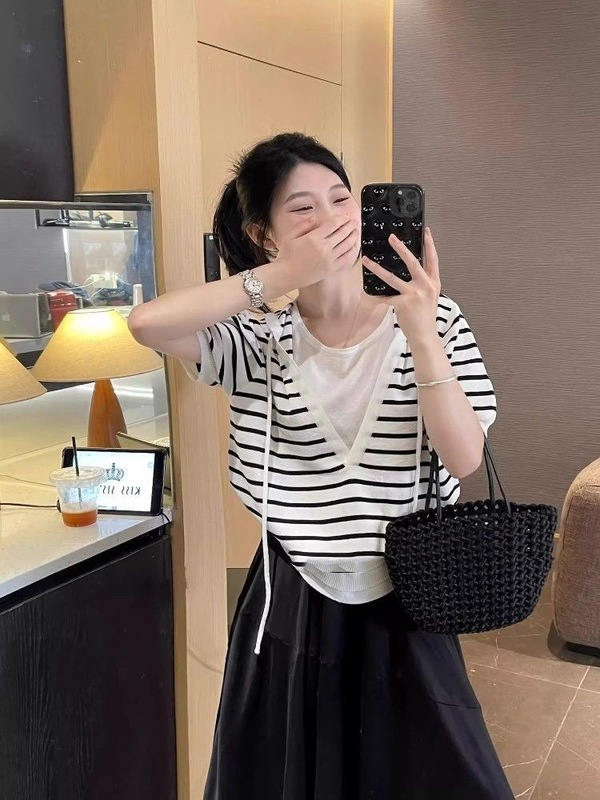 2025 新しい美しいブルー偽ツーピースフード付きニットショートトップ女性の夏の半袖右肩 Tシャツ|undefined