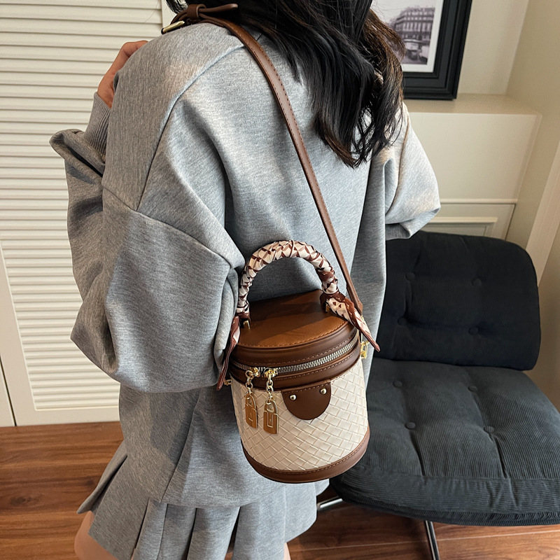Bolso de cubo portátil de moda de costura de alta calidad para mujer 2025 nuevo estilo rombo tendencia casual simple bolso de mensajero de un solo hombro