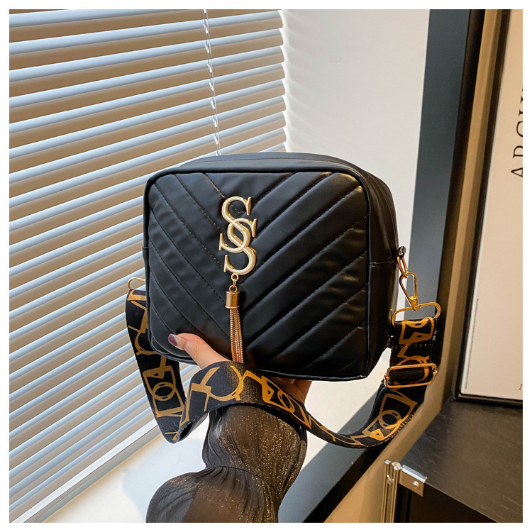 A stylish Korean-style wide shoulder strap small bag for women in the autumn of 2024, a niche design and versatile camera bag, an ins crossbody small square bag undefined