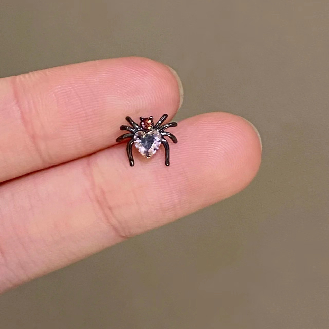 1 Par Estilo Ig Estilo De Moda Forma De Corazón Araña Enchapado Embutido Aleación Diamantes De Imitación Pendientes display picture 4