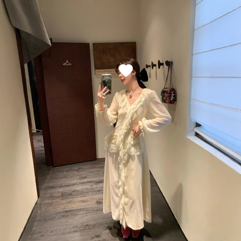Beautiful Romantic and Gentle Festive Atmosphere Lace Lights Velvet Long Dress