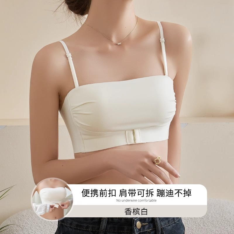 肩ひものない下着の女性は滑り止めの大きな胸を集めて、光を防ぎます。|undefined
