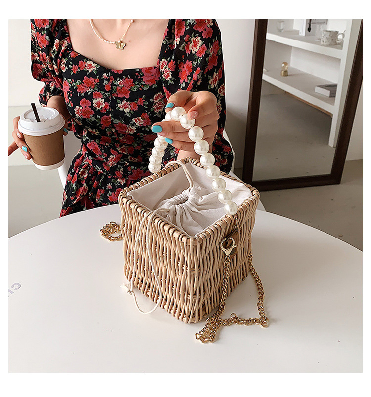 Simple Pearl Portable Straw Bag Wholesale display picture 4