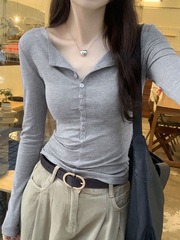 别致灰色半开领长袖t恤女秋季新款辣妹收腰单排扣设计感打底上衣