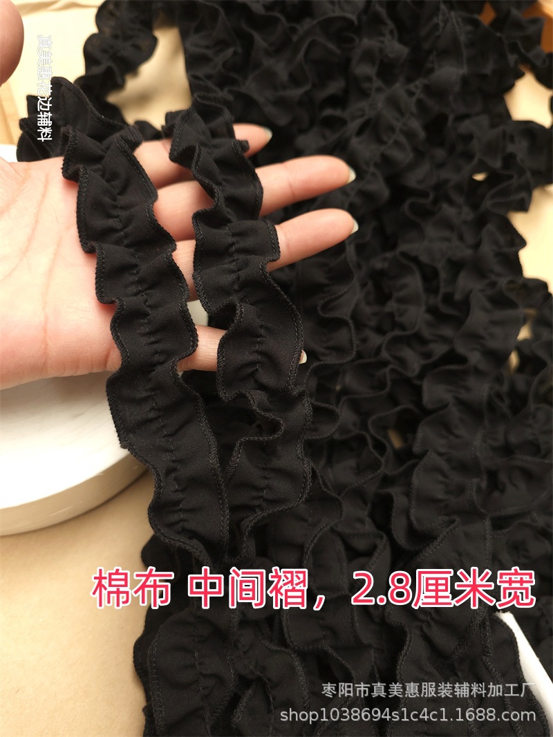 小さめサイズの白い綿縁飾り付きレトロな服の裾、ロリータ風綿生地の白いホームウェア、花飾りの付属品