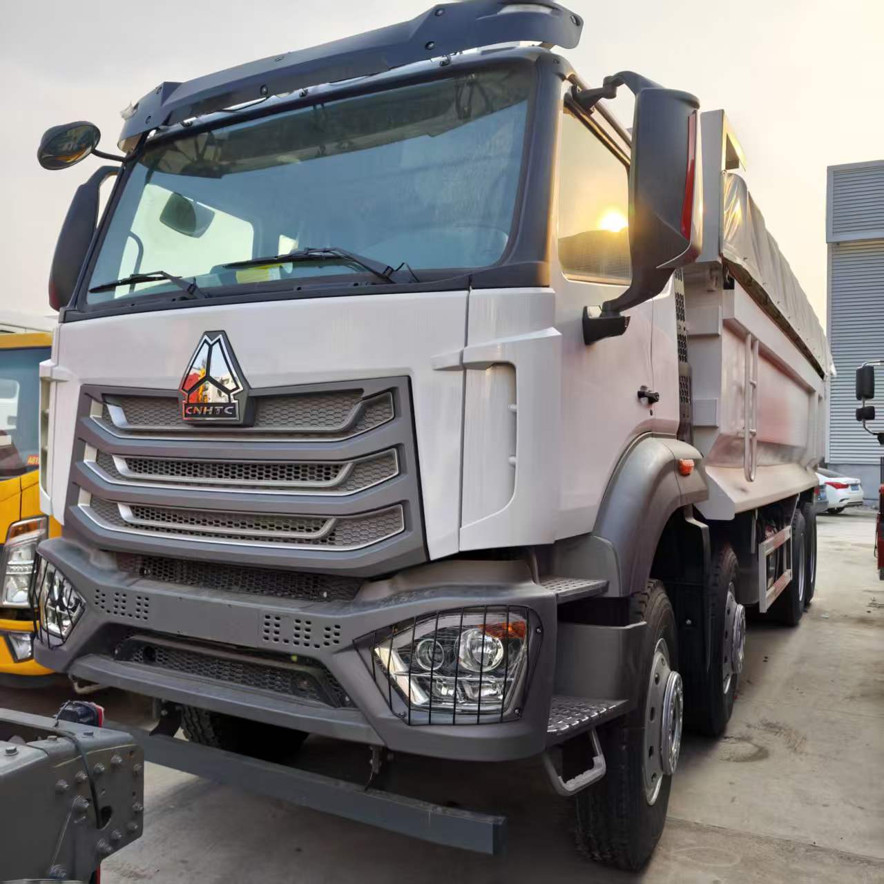 Sinotruk Howo 8x4 Dump Truck for Engineering Transport, Mining, Earth and Stone Transport, Export Tipper Truck