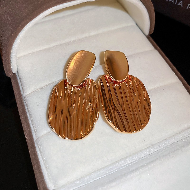 Pendientes de borla de flor de metal con aguja de plata Pendientes de temperamento de moda Pendientes exagerados de nicho europeo y americano