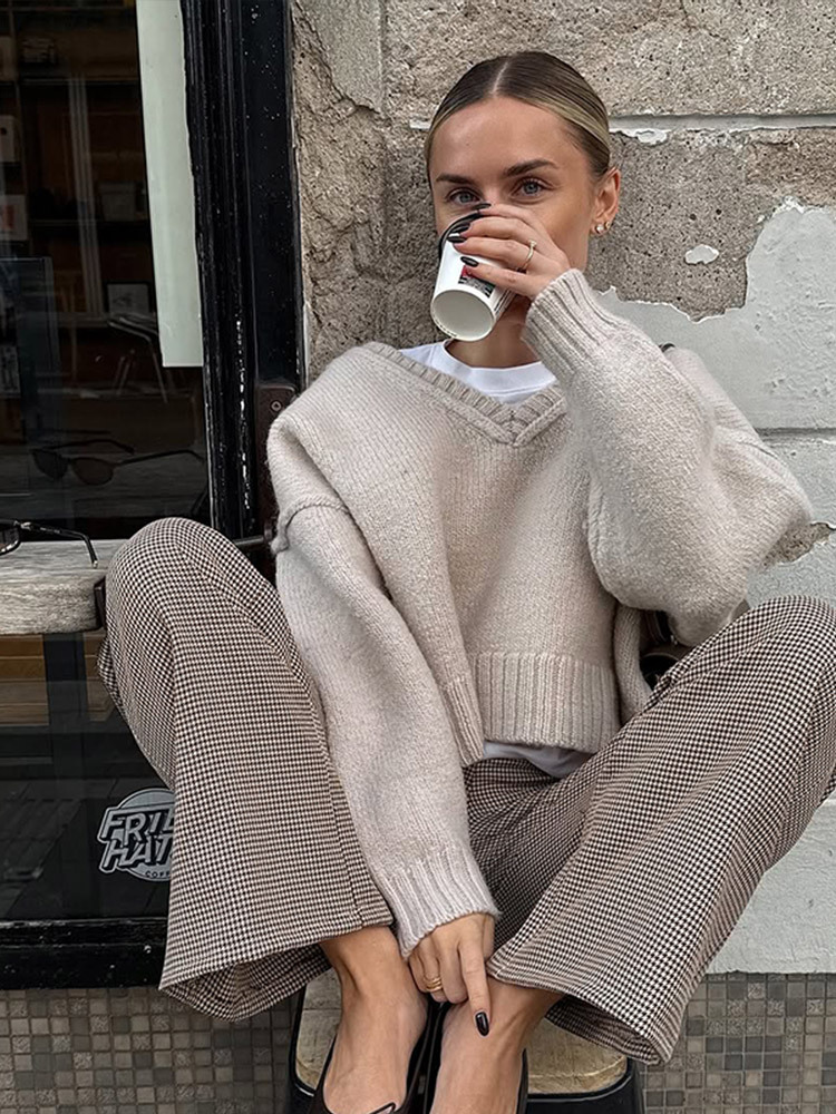 Temperamento de moda universal suelto color sólido cuello en V suéter de manga corta 2025, otoño y invierno nuevo estilo transfronterizo europeo y americano