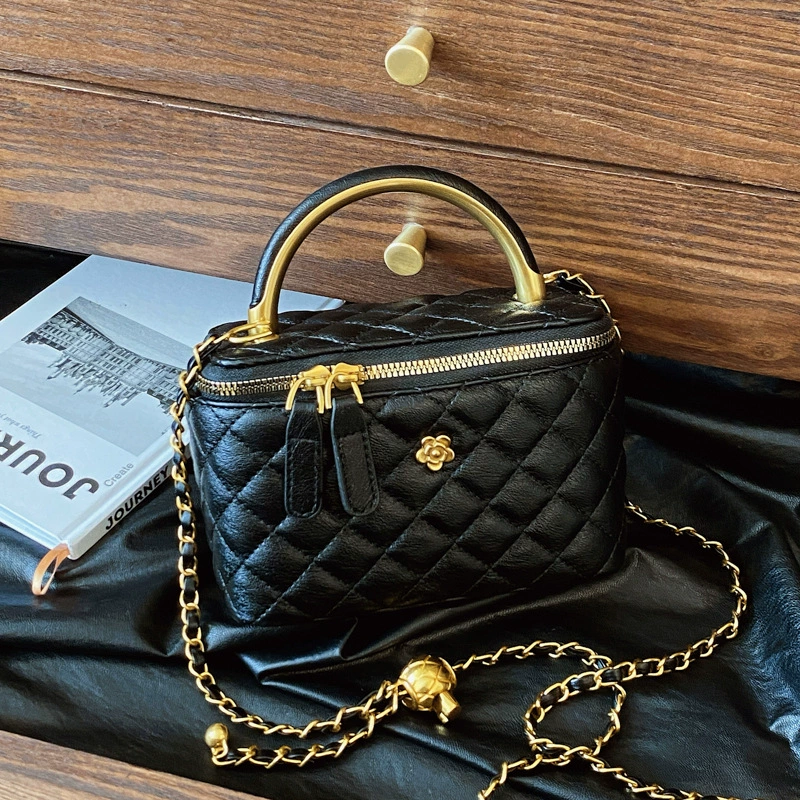 Retro Quilted Shoulder Bag, One-Shoulder Diamond Pattern, Top Handle & Chain Strap, 18.5×9.4 cm