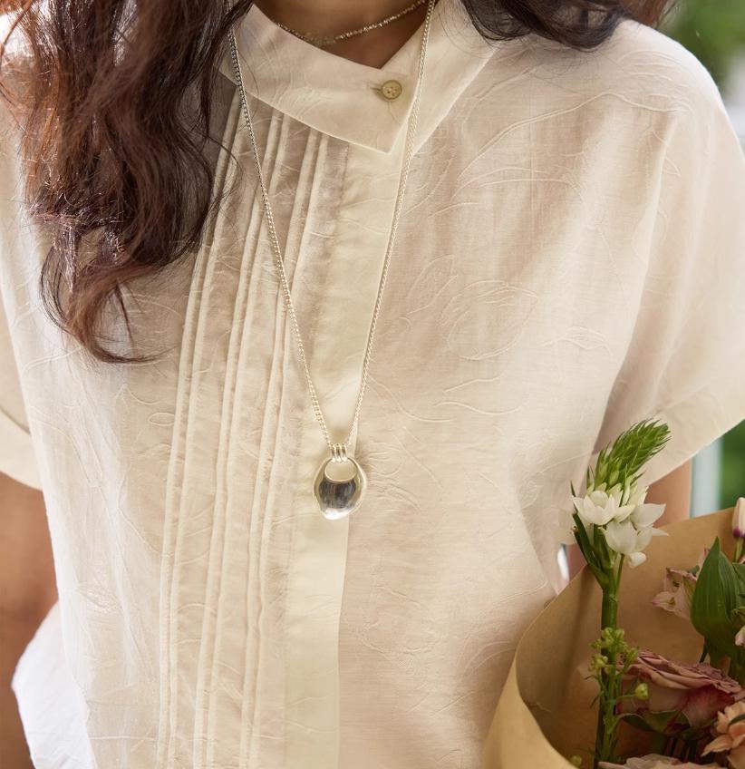 Áo sơ mi nữ linen họa tiết jacquard cổ ve không đối xứng tay ngắn — Mây trắng, Xanh lông mòng tre chi tiết 9