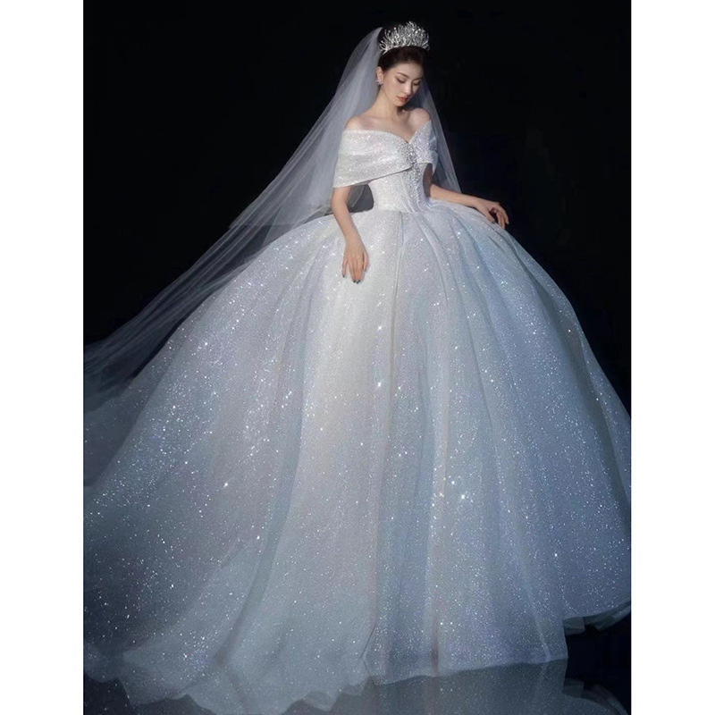 Off-hombro vestido de novia principal 2024 Nueva novia francesa pequeña corte retro Hepburn estilo cola grande hilo